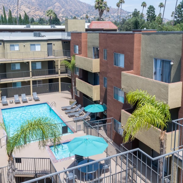 Sparkling swimming pool at Glendale apartments for rent