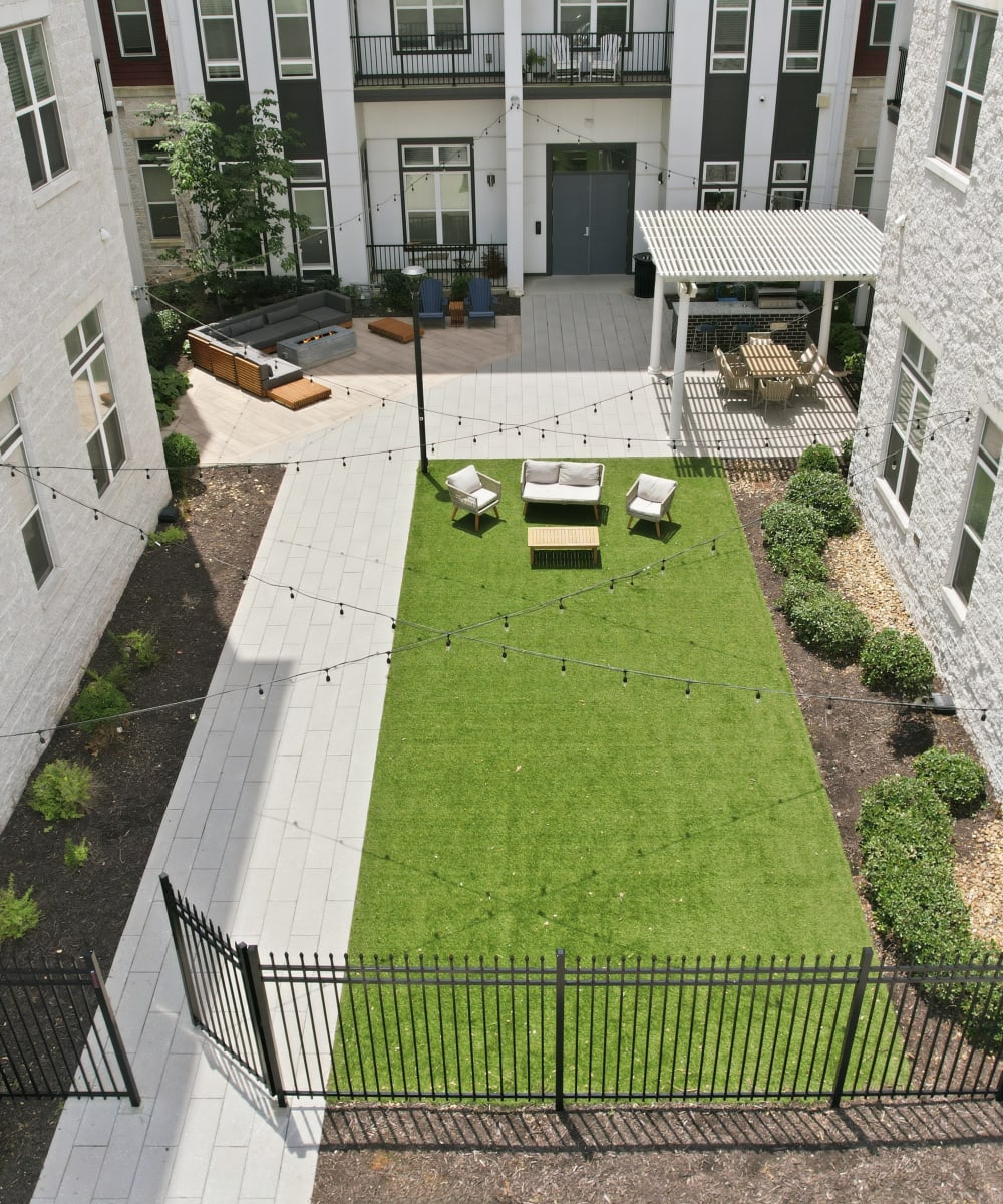 Outdoor courtyard at The Rise at Regency in Henrico, Virginia