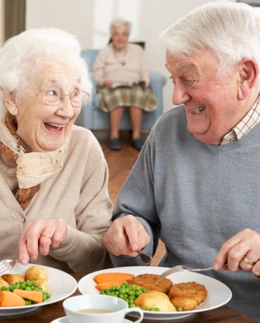 Happy residents at Heron Pointe Senior Living in Monmouth, Oregon