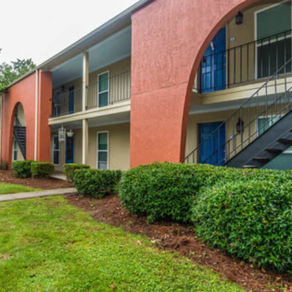 Community with lawn at Spanish Oaks in Charleston, South Carolina