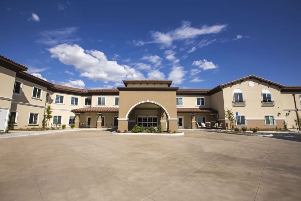 Sunny courtyard at The Pointe at Summit Hills in Bakersfield, California