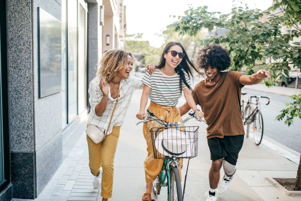 Friends exploring downtown Tuscaloosa, Alabama near evolve Tuscaloosa