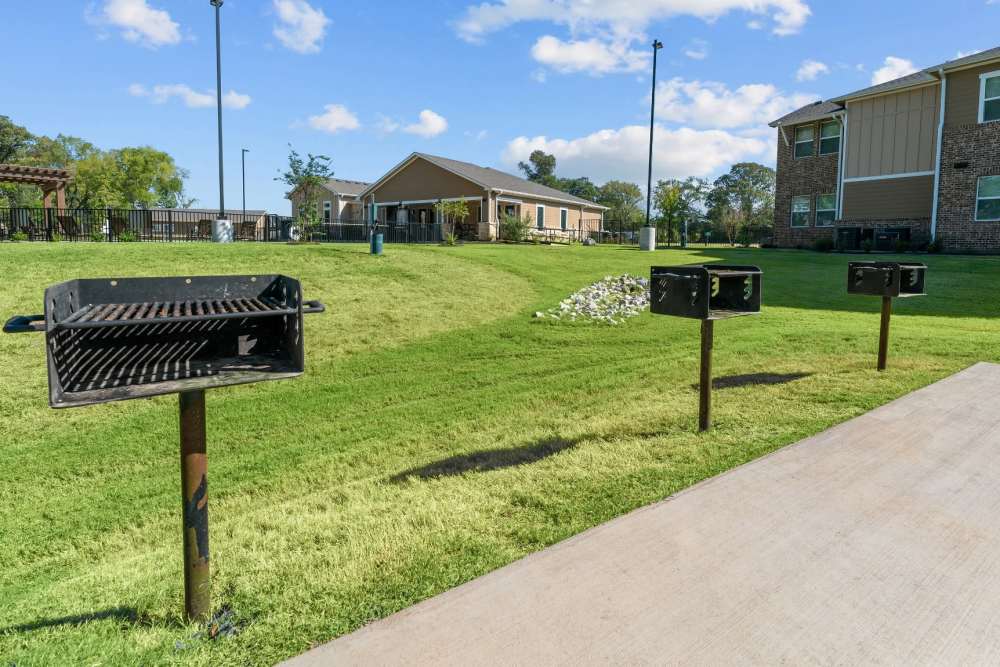 BBQ area at Pebble Brook Apartments in Jacksonville, Texas