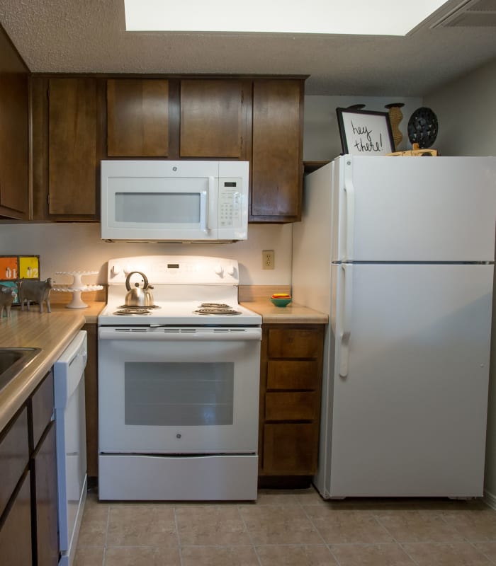 Kitchen with granite countertops at Hunter's Ridge in Oklahoma City, Oklahoma