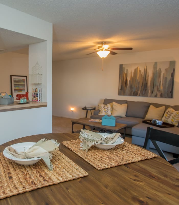 Carpeted living room at Hunter's Ridge in Oklahoma City, Oklahoma