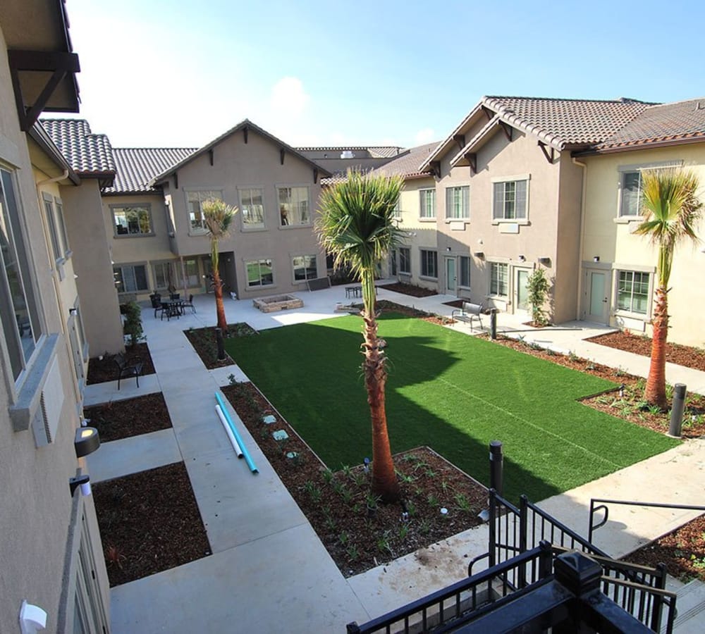 Landscaped courtyard at Brightwater Senior Living of Highland in Highland