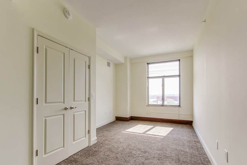 Bright, spacious room with carpeted flooring at 43 Town Square in Lima, Ohio