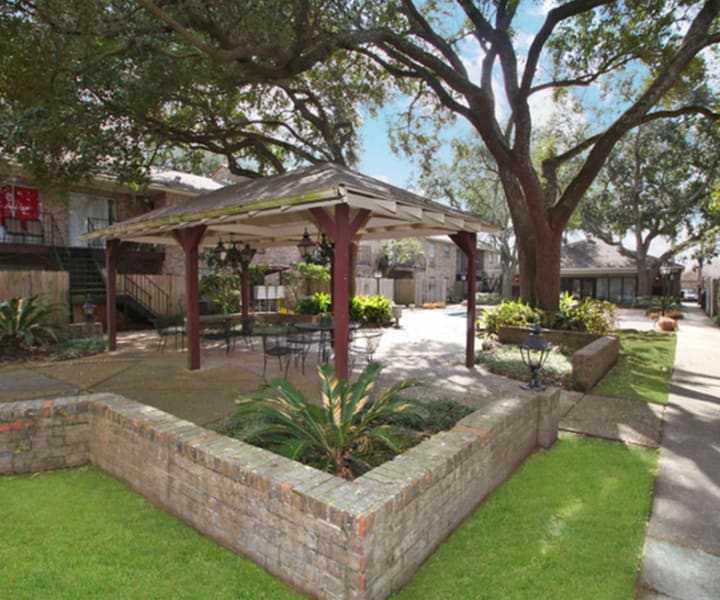 Open community seating area surrounded by trees at Towne Oaks in Baton Rouge, Louisiana
