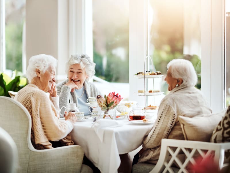 Residents eating breakfast at Deer Crest Senior Living in Red Wing, Minnesota