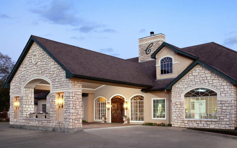 Drive up entrance and exterior of Carriage Inn Huntsville in Huntsville, Texas