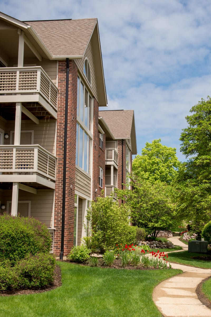 Exterior of The Lakes of Schaumburg Apartment Homes on a sunny spring day in Schaumburg, Illinois