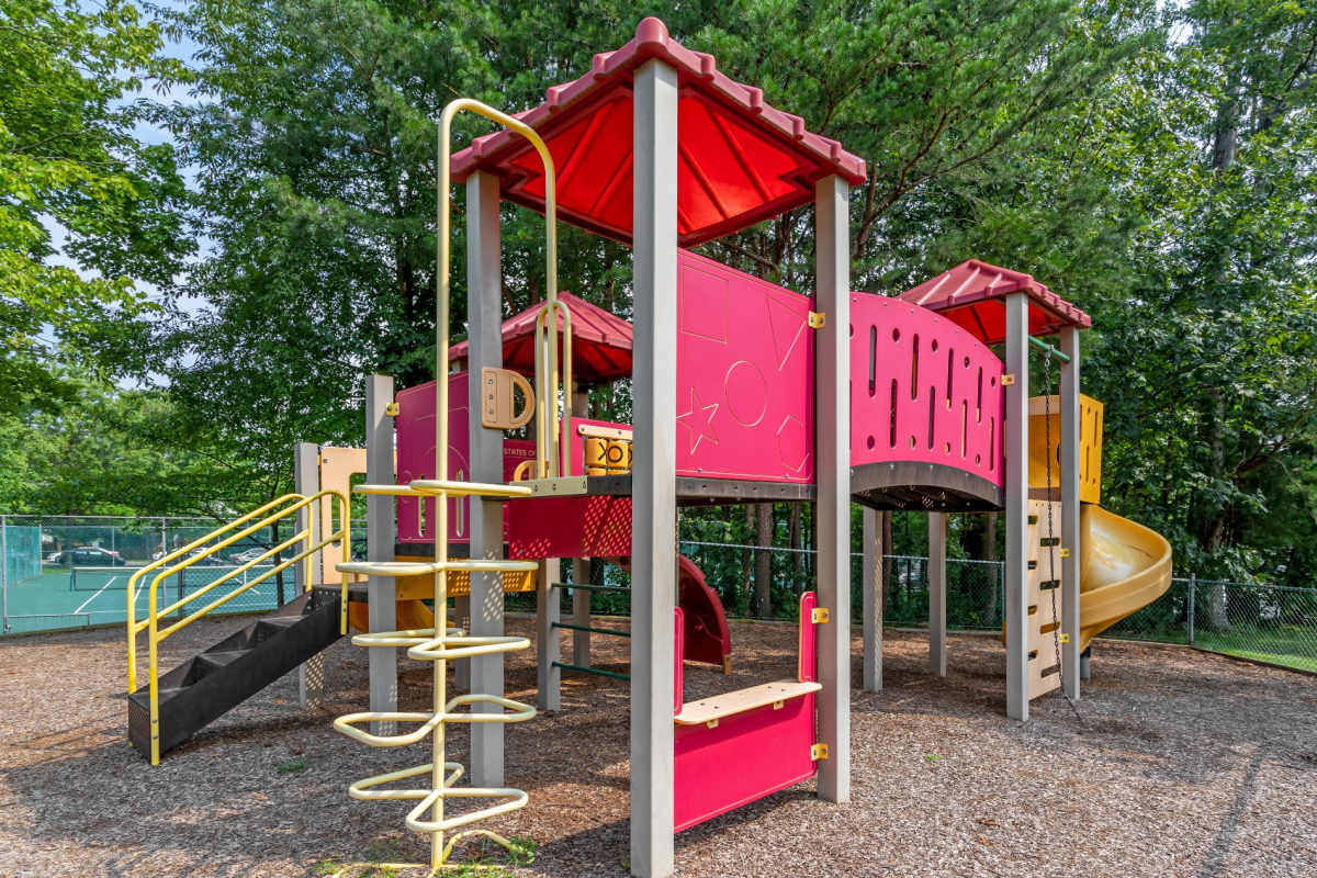 Swimming pool at Lee Overlook Apartments in Centreville, Virginia