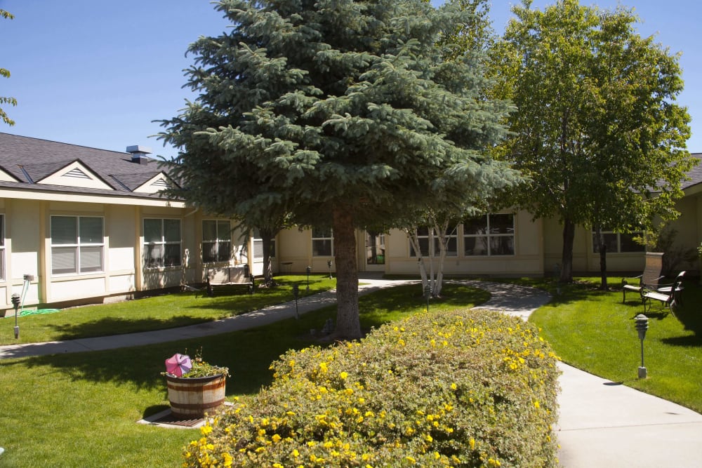 Meticulously landscaped courtyard at Settler's Park Senior Living in Baker City, Oregon