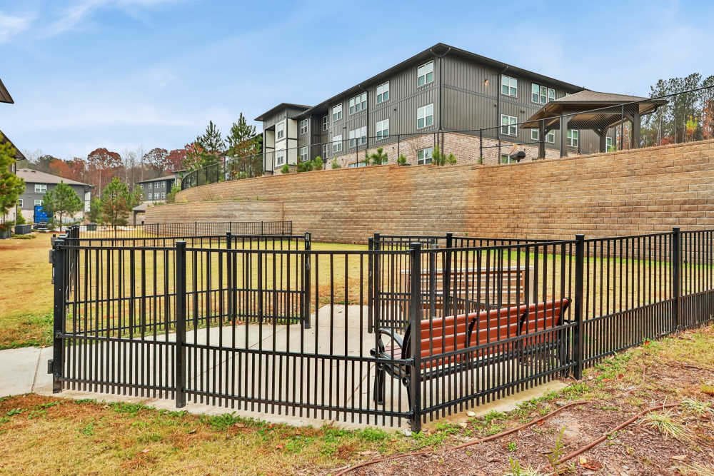 An outdoor sitting area at Flats at Mount Zion in Stockbridge, Georgia