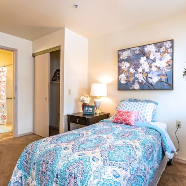 Resident bedroom at Pacifica Senior Living Klamath Falls in Klamath Falls, Oregon