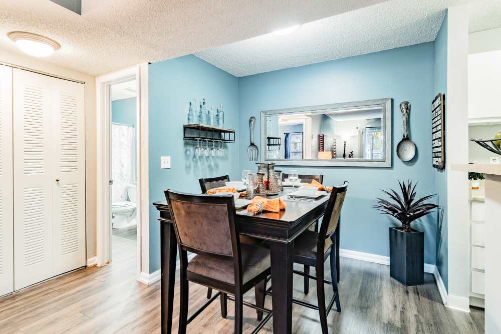 Dining room with wall art and plants at Coopers Pond in Tampa, Florida