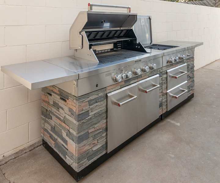 Outdoor BBQ station at Iwood I in Inglewood, California
