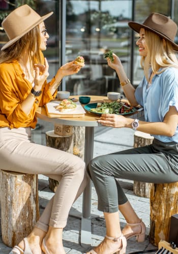 Dining near Argyle Apartments in Los Angeles, California