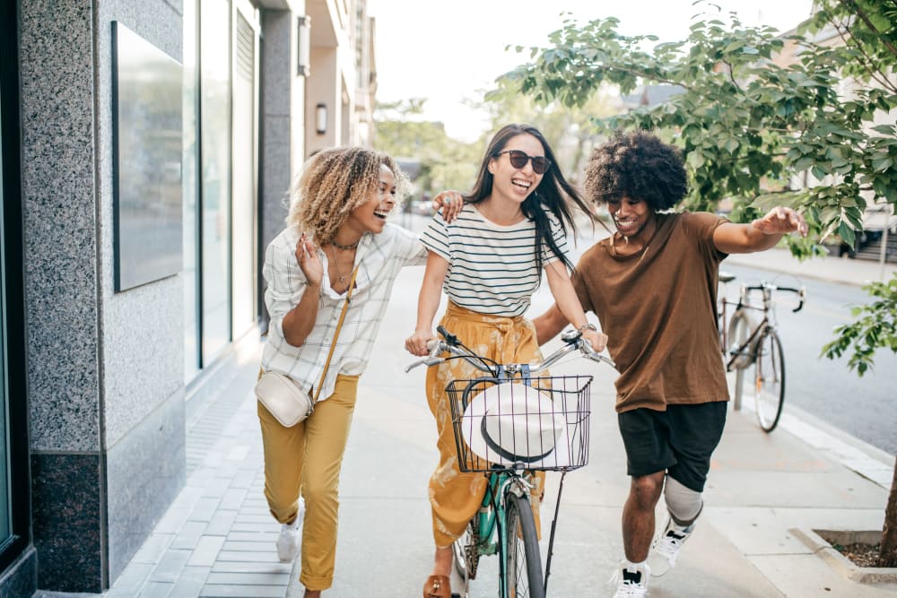 Friends walking through Tuscaloosa, Alabama near evolve Tuscaloosa