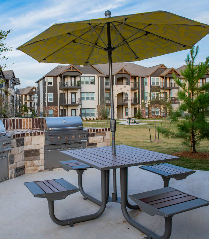 Bench seating of Bend at New Road Apartments in Waco, Texas