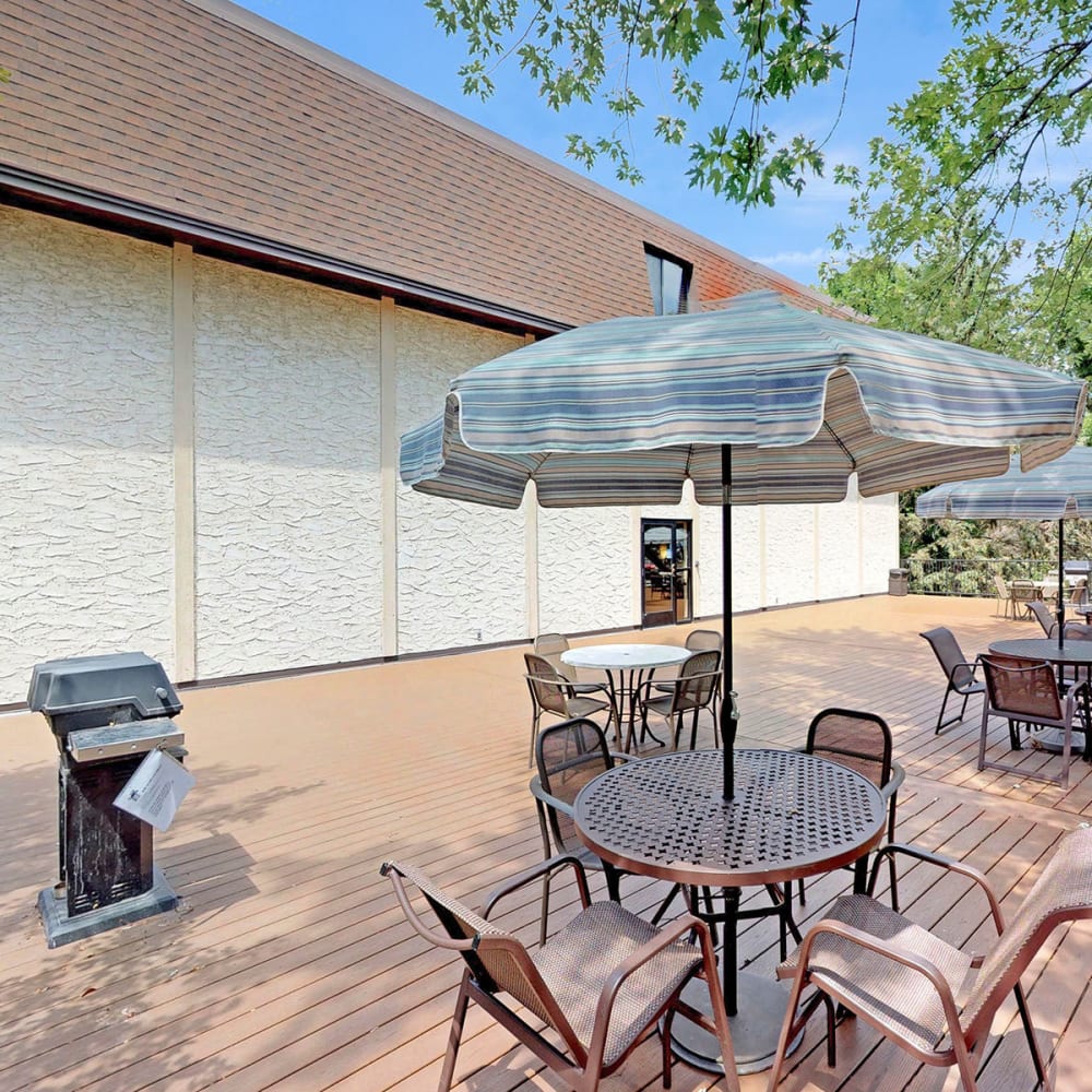 Shaded seating near the barbecue grills at Oaks Braemar in Edina, Minnesota