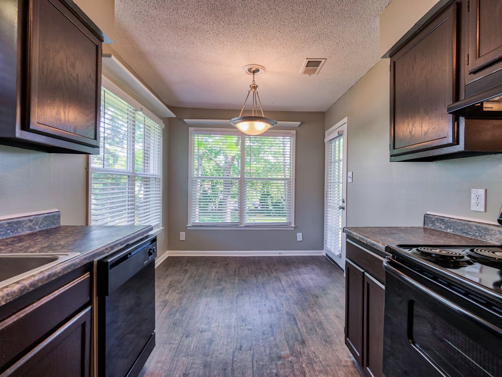 kitchen and dining area at The Gatsby at Midtown Apartment Living in Montgomery, AL