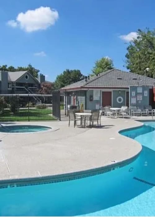 Resort-style pool at Lakeshore Meadows & Gardens in Lodi, California
