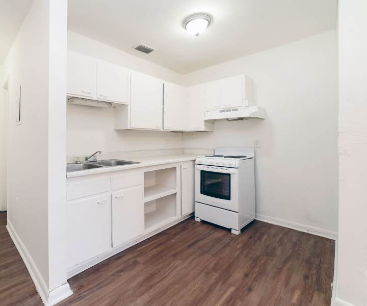 Apartment kitchen at Meridian Oaks in Tallahassee, Florida