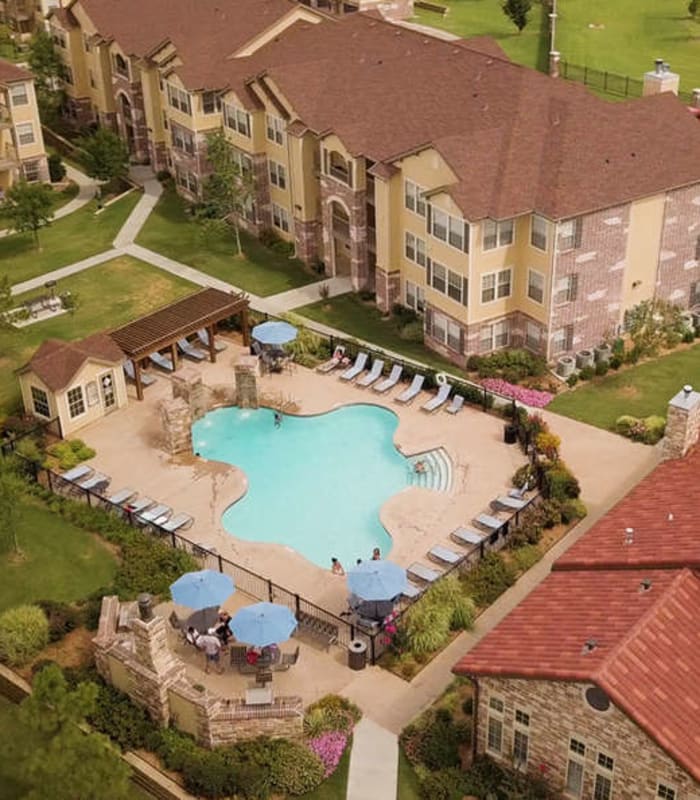 Large swimming pool at Cascata Apartments in Tulsa, Oklahoma