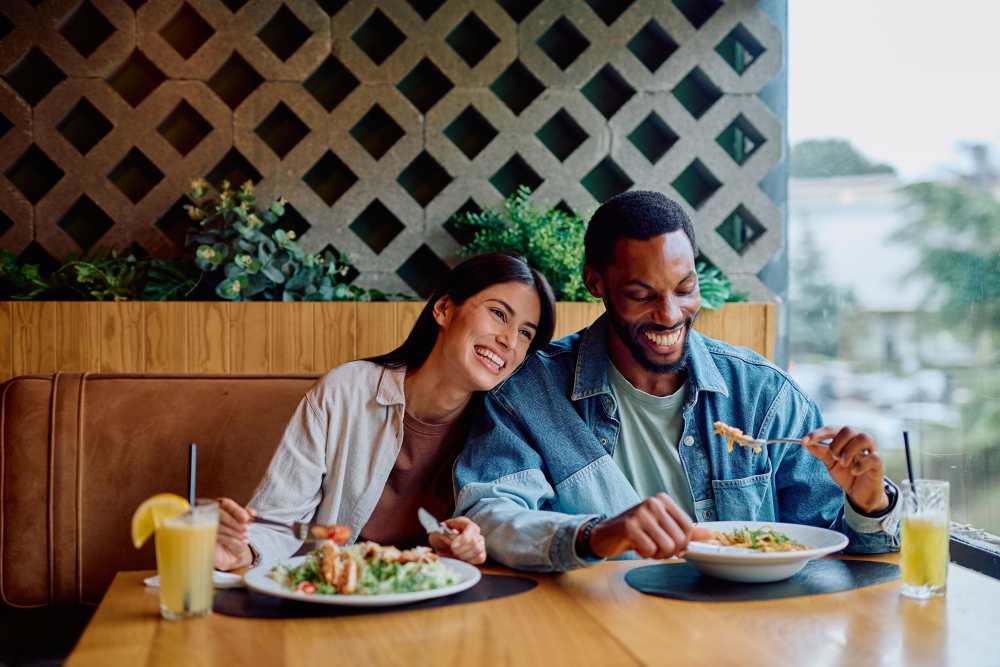 couple eating lunch
