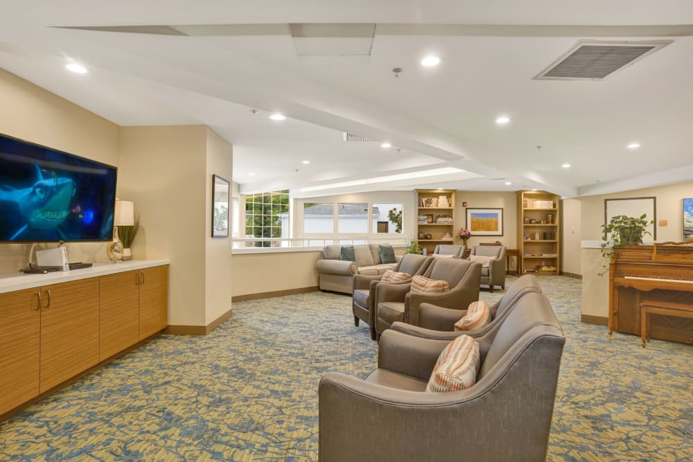 Sitting area with tvs at Mountlake Terrace Plaza in Mountlake Terrace, Washington