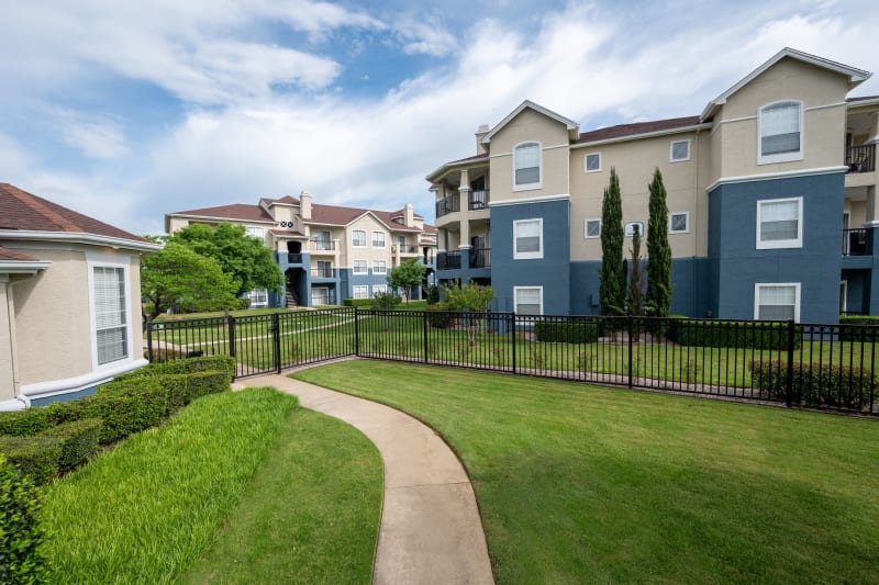 Onsite dog park at The View at Lakeside in Lewisville, Texas