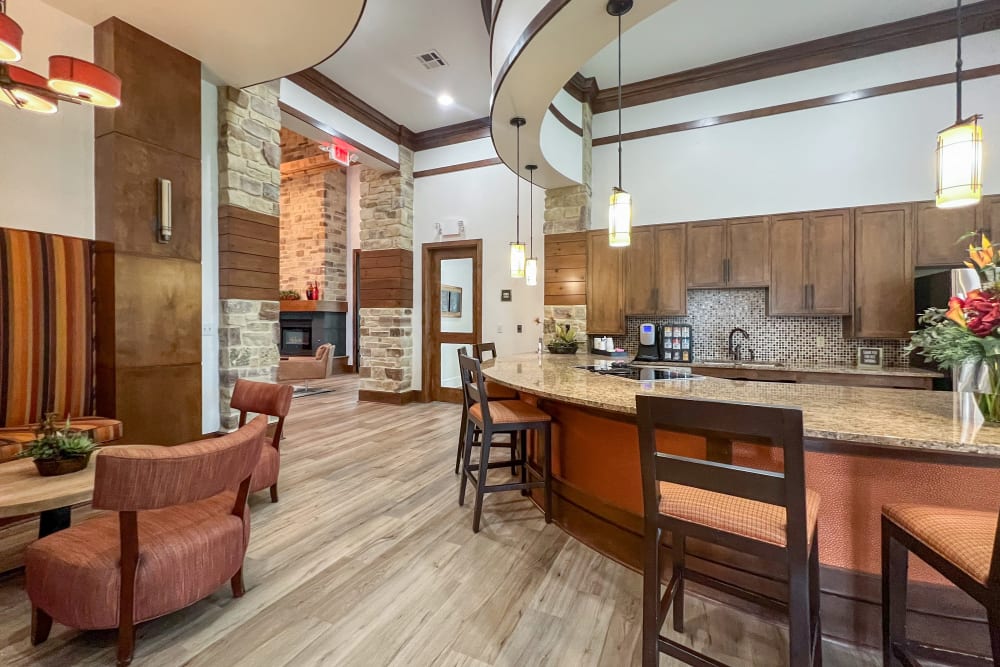 The leasing office entryway surrounded palm trees at Broadstone Grand Avenue in Pflugerville, Texas