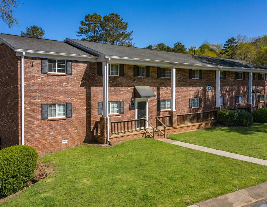 2 story apartment building entrance at Cascades on the River in Athens, Georgia