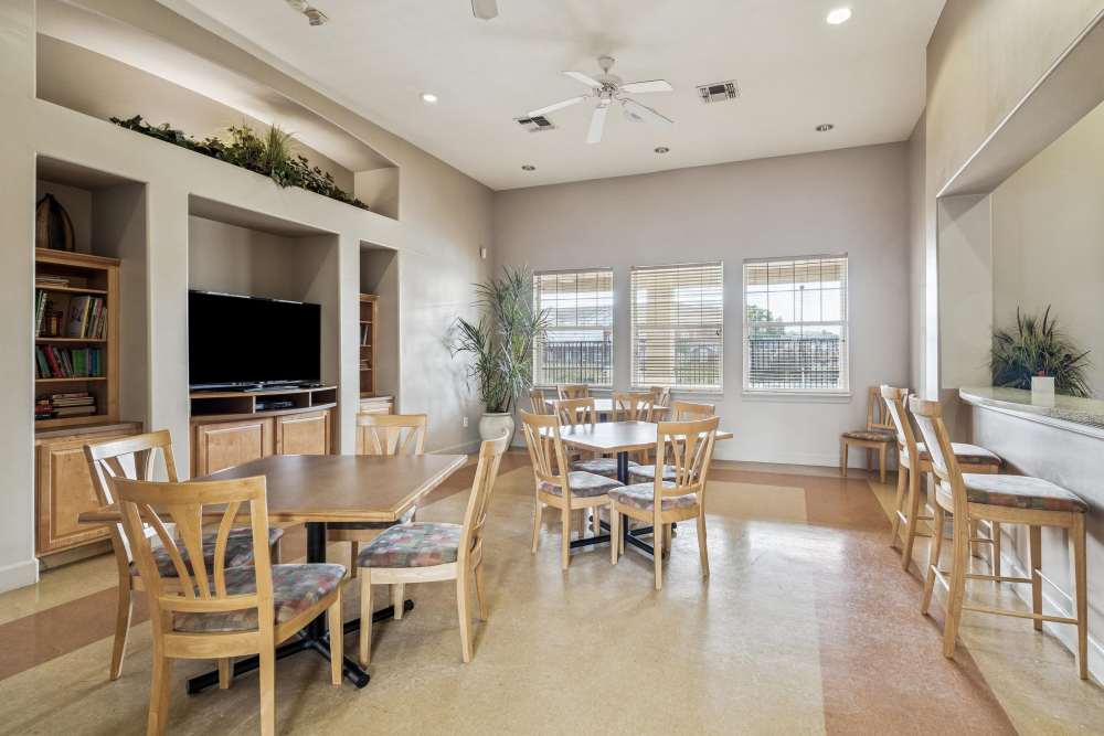 Community dinning space at Kimberly Pointe in Houston, Texas