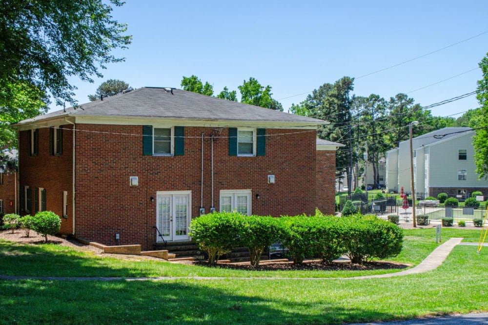 Exterior of an apartment building at Georgetowne Woods in Gastonia, North Carolina