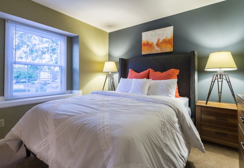 Spacious master bedroom at Governours Square in Columbus, Ohio