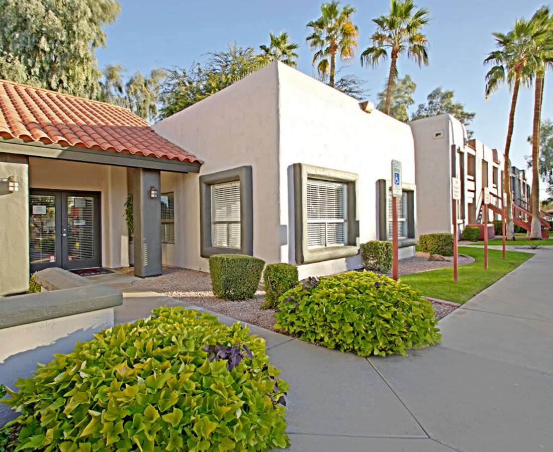 Community area with a walkway at 544 Southern Apartments in Mesa, Arizona