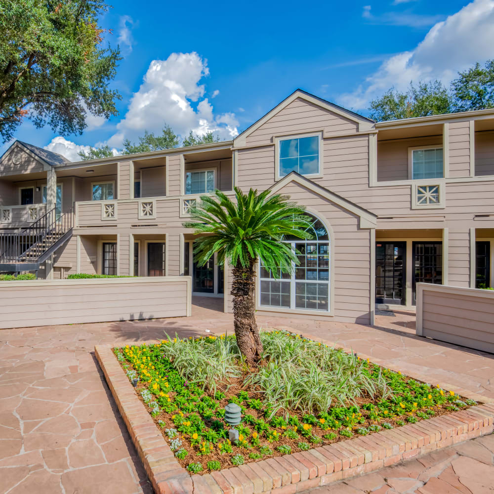 Outdoor terrace at Kingswood Village Apartments in Houston, Texas