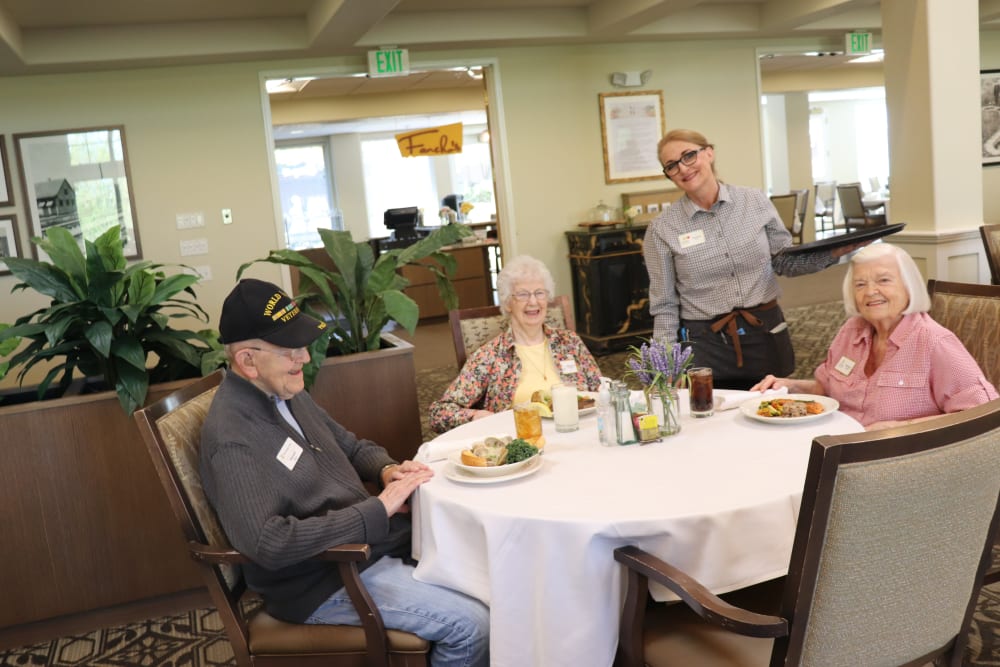 Residents dining at The Springs at Anna Maria in Medford, Oregon