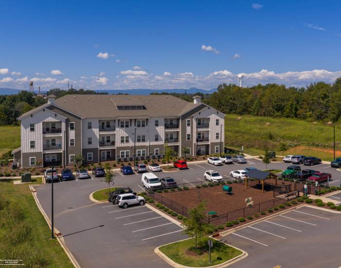 Mountain view Murphy's Farm Apartments in Morganton, North Carolina, 