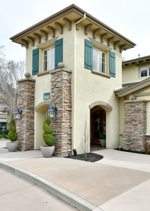 Exterior of Emerald Park Apartment Homes in Dublin, California