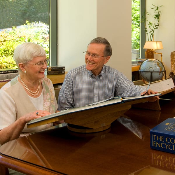 A resident couple in the library at Carefield Living.