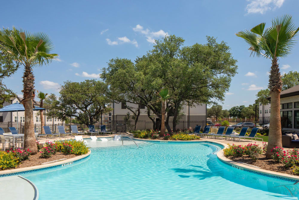 Luxurious swimming pool at Linden at The Rim in San Antonio, Texas