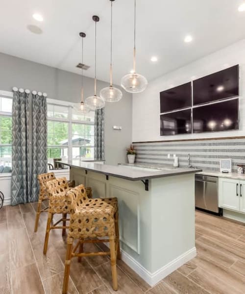 Luxurious bar area at Albany Landings in Westerville, Ohio