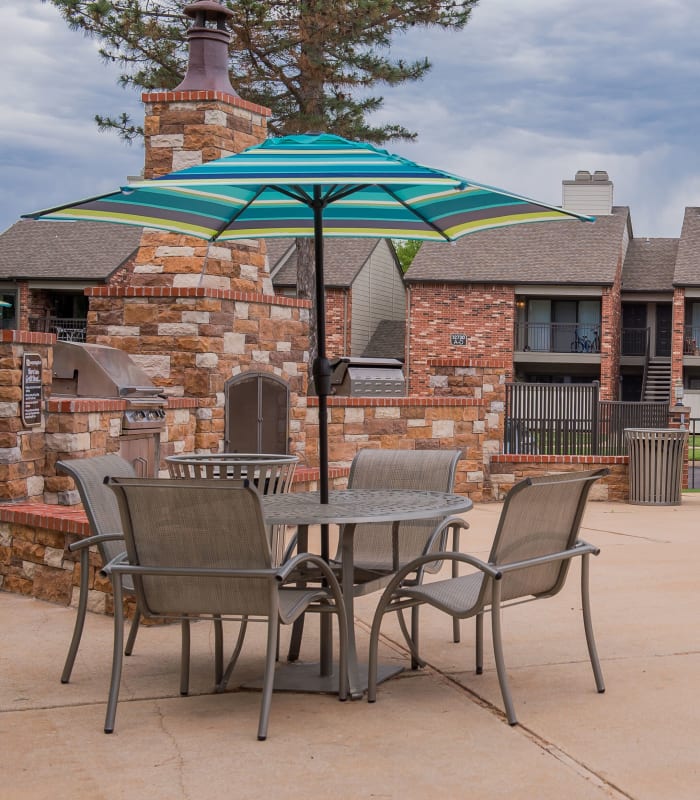 Patio seating at The Warrington Apartments in Oklahoma City, Oklahoma