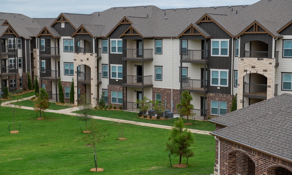 Outside at Bend at New Road Apartments in Waco, Texas