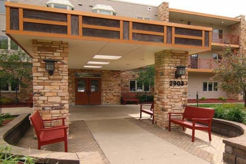 Courtyard with park seating in front of main entrance at Prairie Hills Cedar Rapids in Cedar Rapids, Iowa