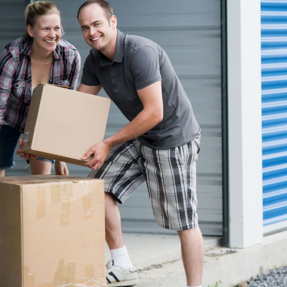 Couple moving boxes into a unit at Aarons Self Storage 4 in Waco, Texas