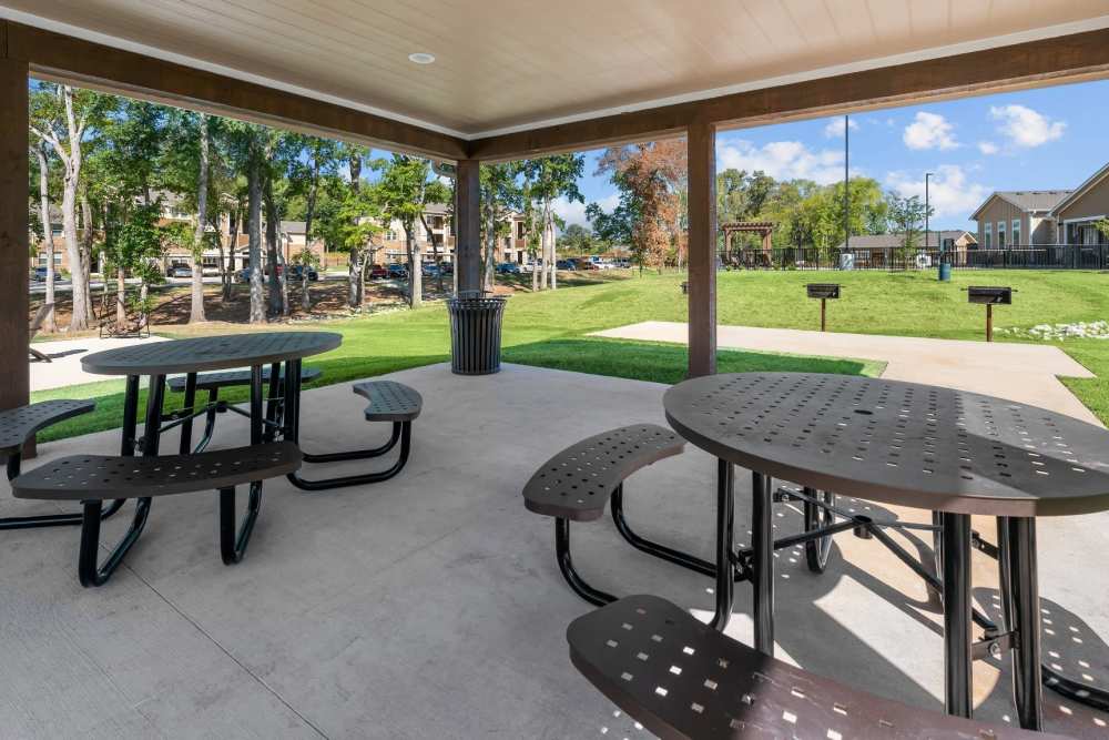 Outdoor seating area at Pebble Brook Apartments in Jacksonville, Texas